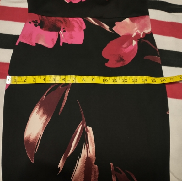 Le Chateau off the shoulder floral dress - Picture 7 of 9